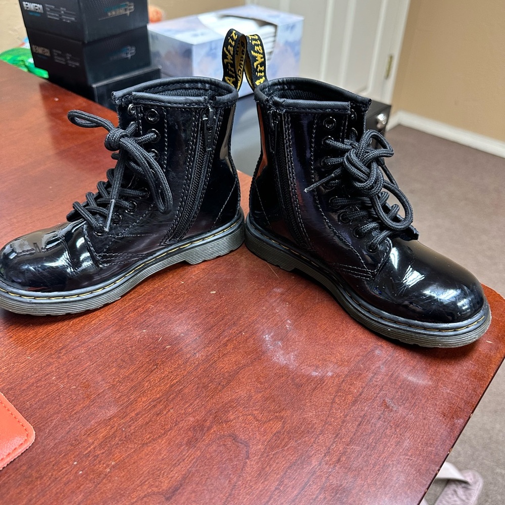 Dr. Marten size kids 11 shiny black.